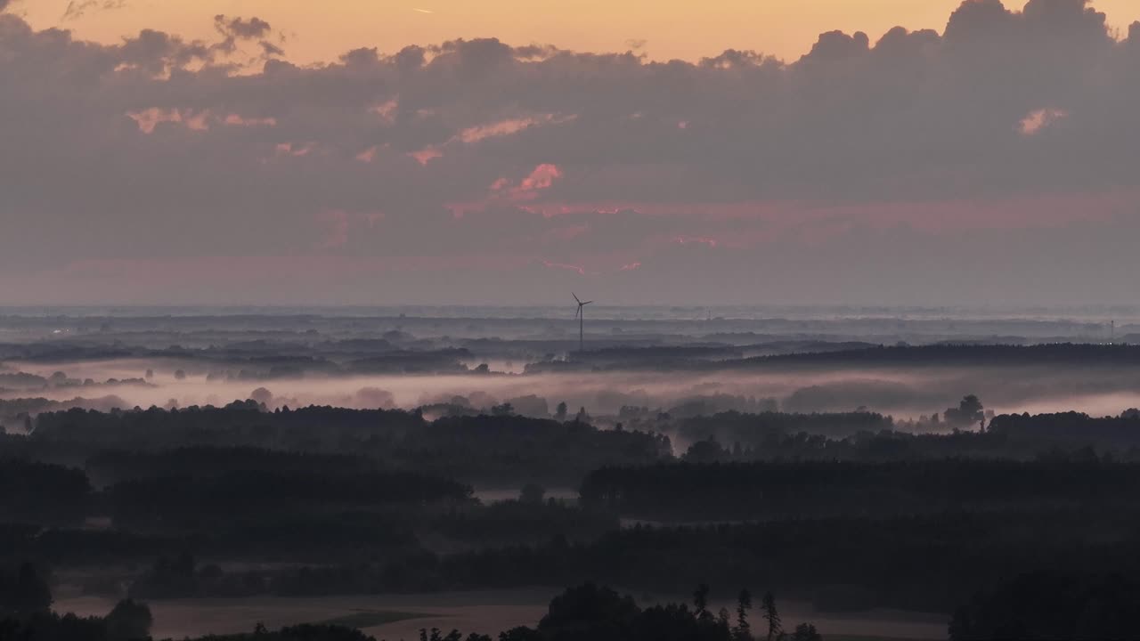 vista aérea del paisaje natural al amanecer con niebla con la turbina eólica del molino de viento