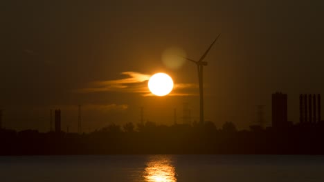 Großer-Orangefarbener-Sonnenaufgang,-Der-Hinter-Der-Windmühle-Aufgeht