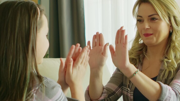 Ripresa al rallentatore di una bella madre che gioca