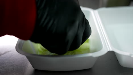 colocar rodajas de pepino en un plato para llevar - serie de camiones de comida de vista lateral