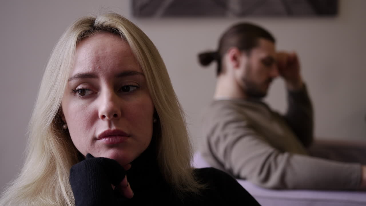 집에 있는 두 명의 불행한 사람들