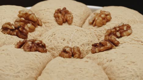 dulce postre turco bloque de halva con nueces, primer plano