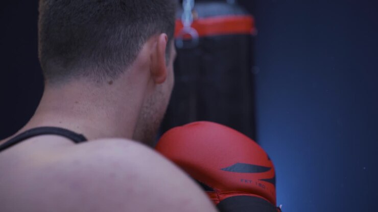 Pugile aggressivo e potente sferra pugni veloci. Sacco da boxe