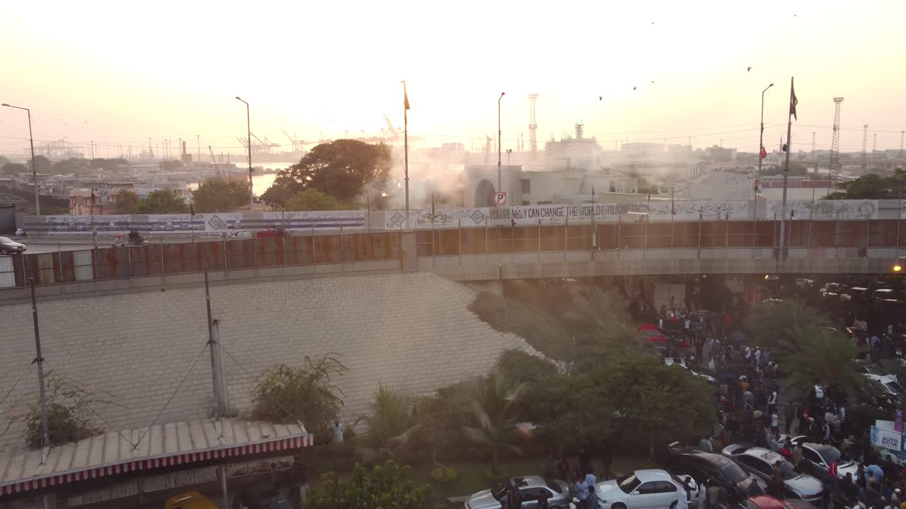 vista aérea ascendente de la exhibición de autos en port grand avenue durante la puesta de sol en karachi
