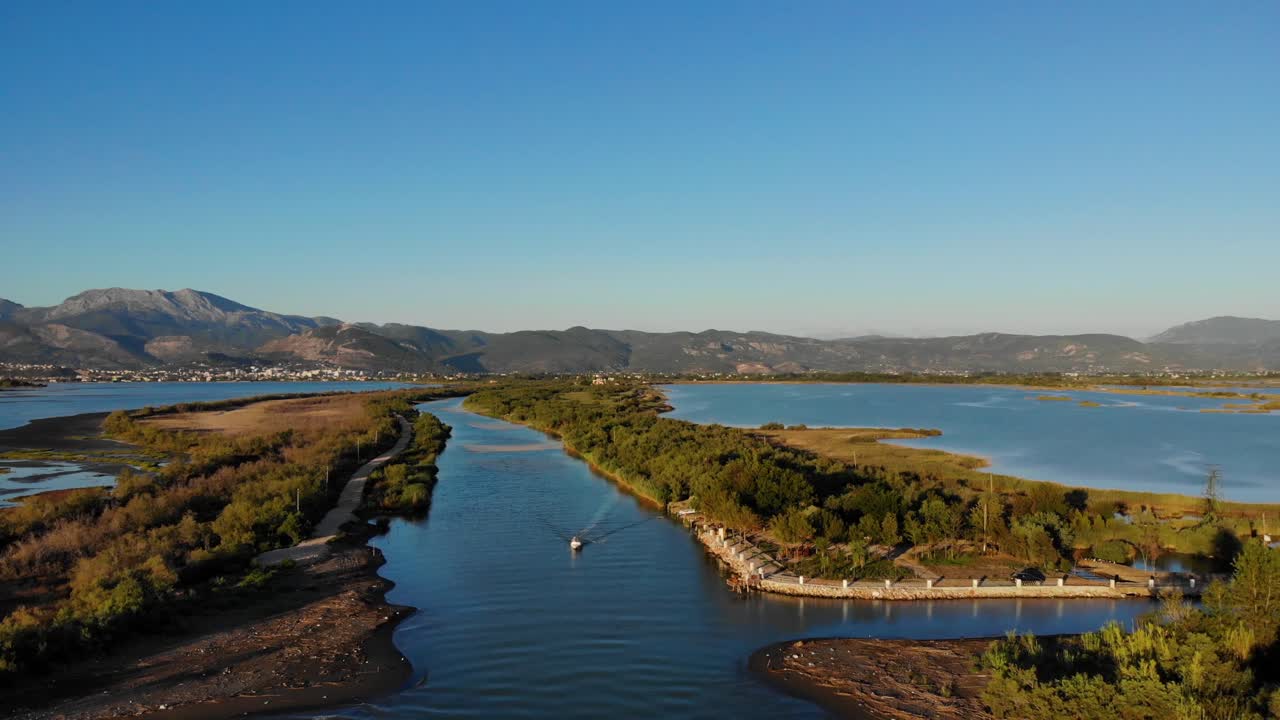 알바니아 쿠네에 갈대와 풀이 있는 습지대 안으로 바닷물이 들어오는 운하가 있는 낚시 석호