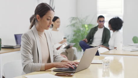 mujer de negocios trabajando en una computadora portátil en un ocupado
