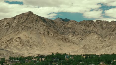 La-Ciudad-De-Leh-Con-Una-Casa-Hecha-De-Barro-Y-Materiales-Locales-Llena-De-Gente-La-Bandera-Budista-Ondeando-Debido-A-Los-Vientos-Vista-Desde-El-Palacio-De-Leh