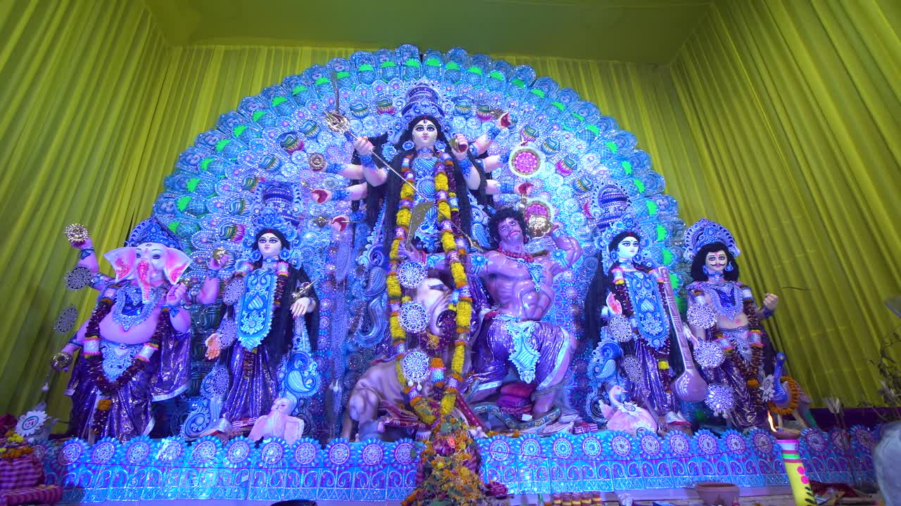 el festival más grande de bengala occidental es durga puja con el ídolo de durga thakur