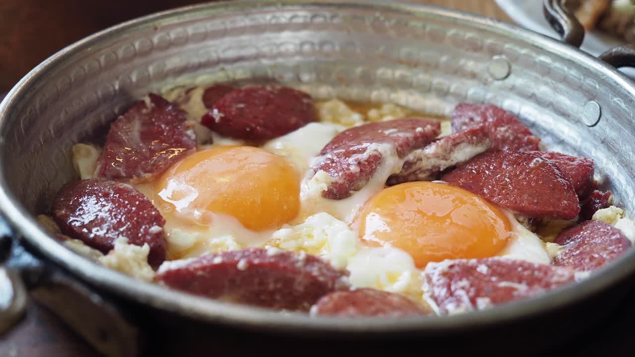 소시지와 함께 터키 남자