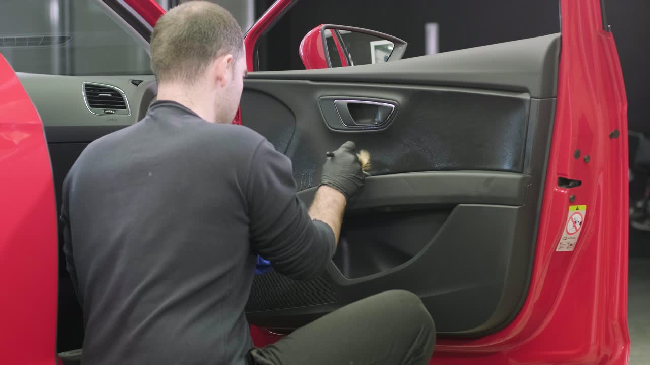 전문적인 자동차 청소. 샤워. 인테리어 세부 사항. 자동차 인테리어를 건조 청소 및 세부 사항; 깊은 좌석 청소; 자동차 세탁에서 거품을 는; 먼지에서 자동차 패널을 청소하는; 진공청소기