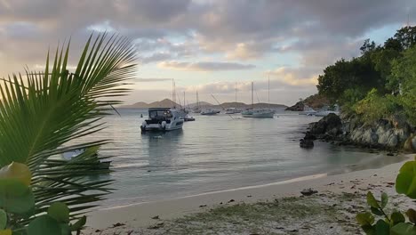 Karibischer-Strandsonnenuntergang-Mit-Booten-Im-Hafen