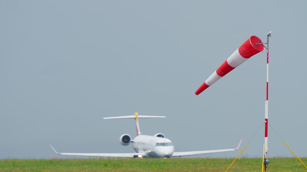 Windsock merah putih berkibar tertiup angin di bandara