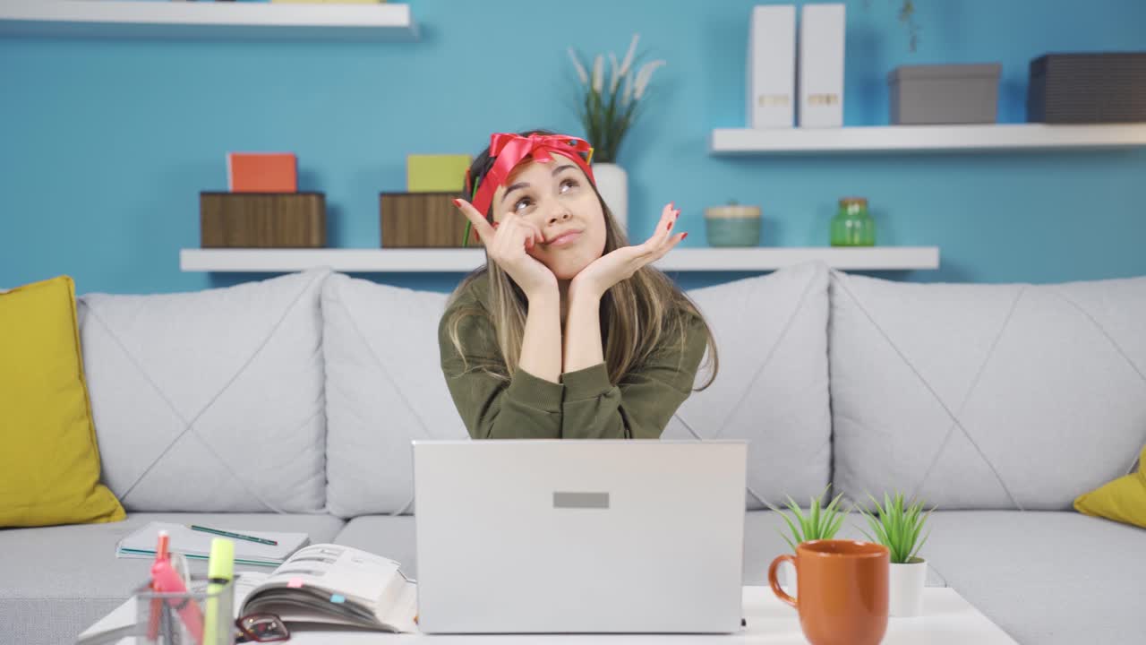 창의적인 아이디어를 떠올린 재미있는 젊은 소녀입니다.