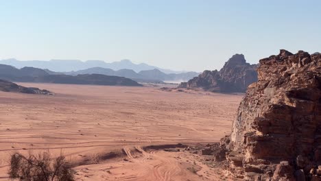 Wide-video-of-the-rock-formation-in-Wadi-Rum,-Jordan