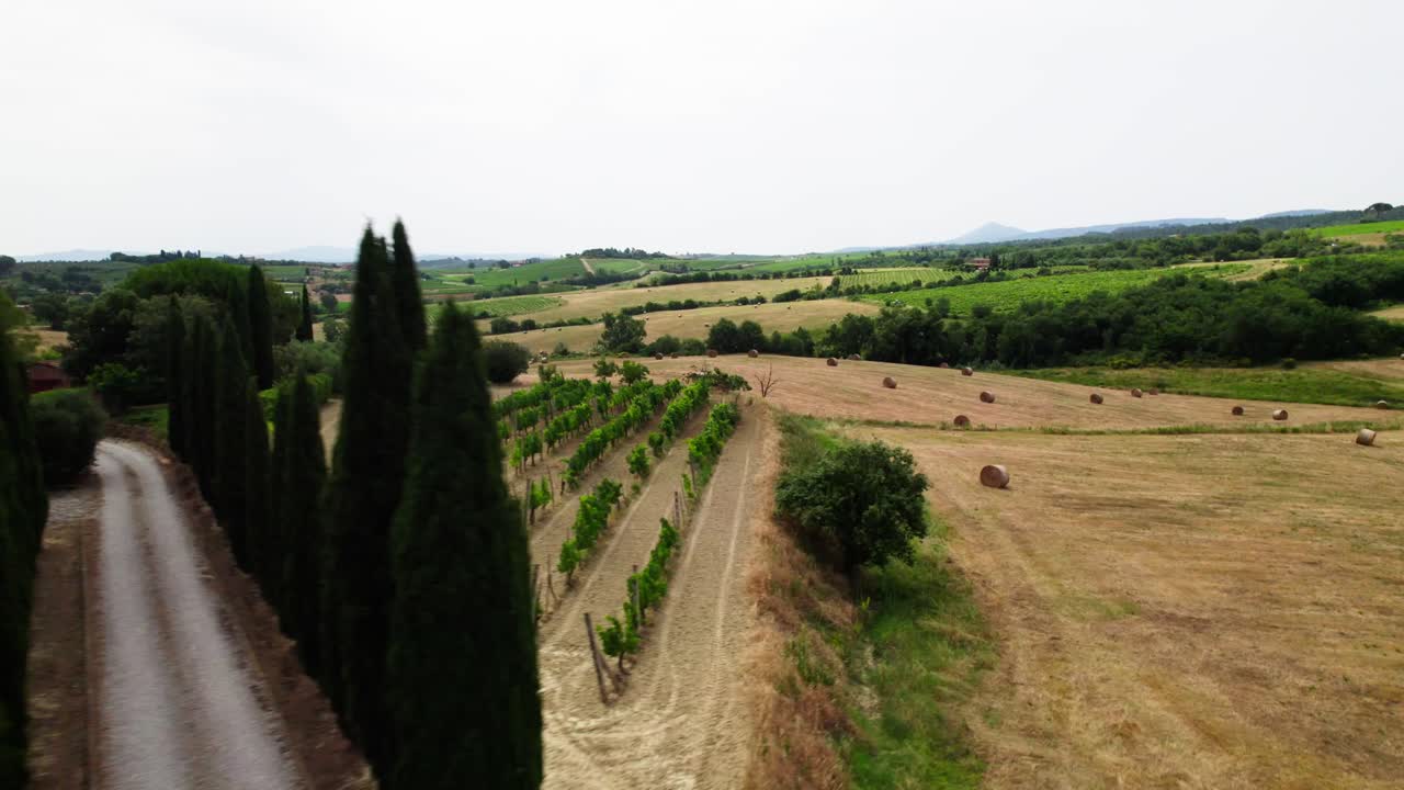 Feld mit Heuhaufen nach der Ernte – Ländliche Landschaft in der Toskana, Italien – Drohnenaufnahme