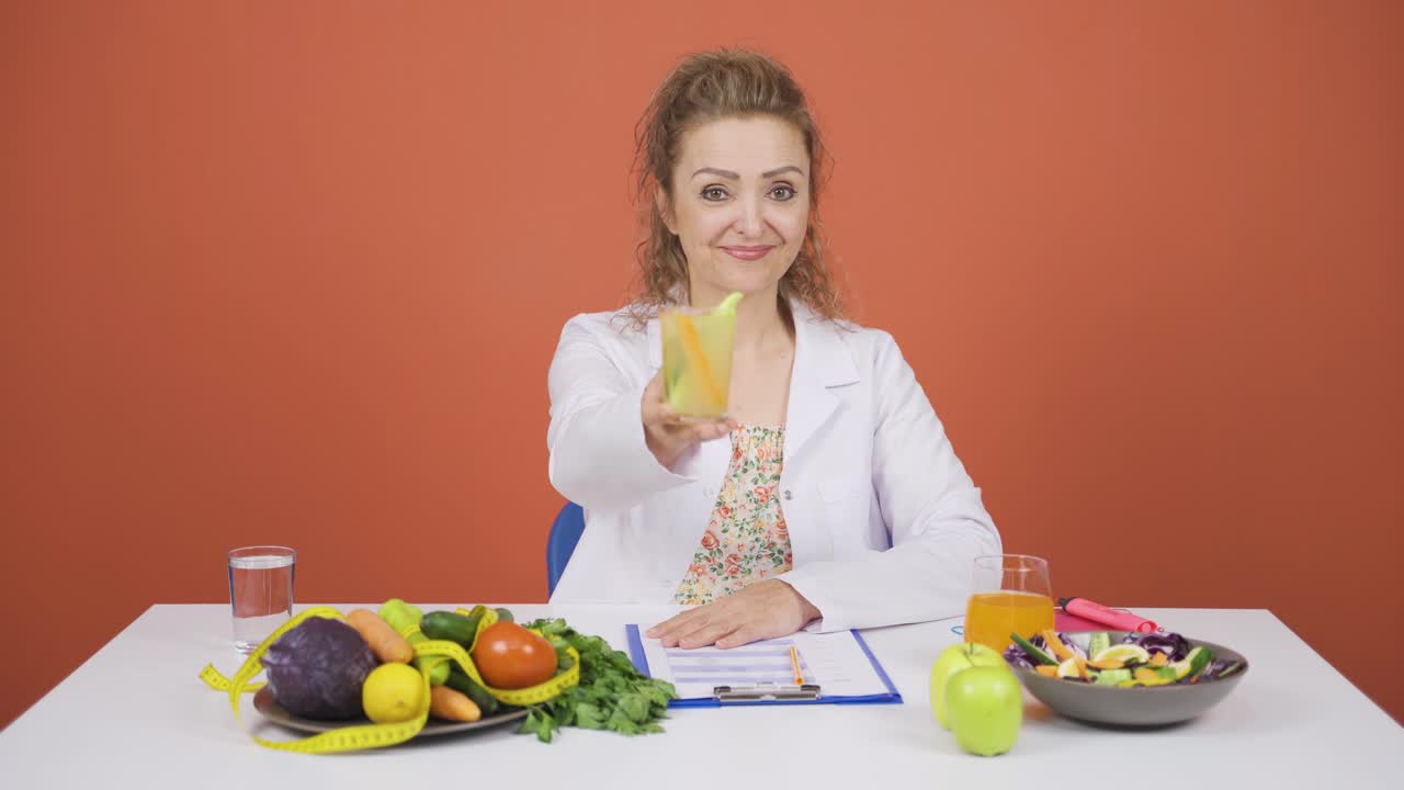 Dietologo che comunica l'importanza di prestare attenzione all'alimentazione.