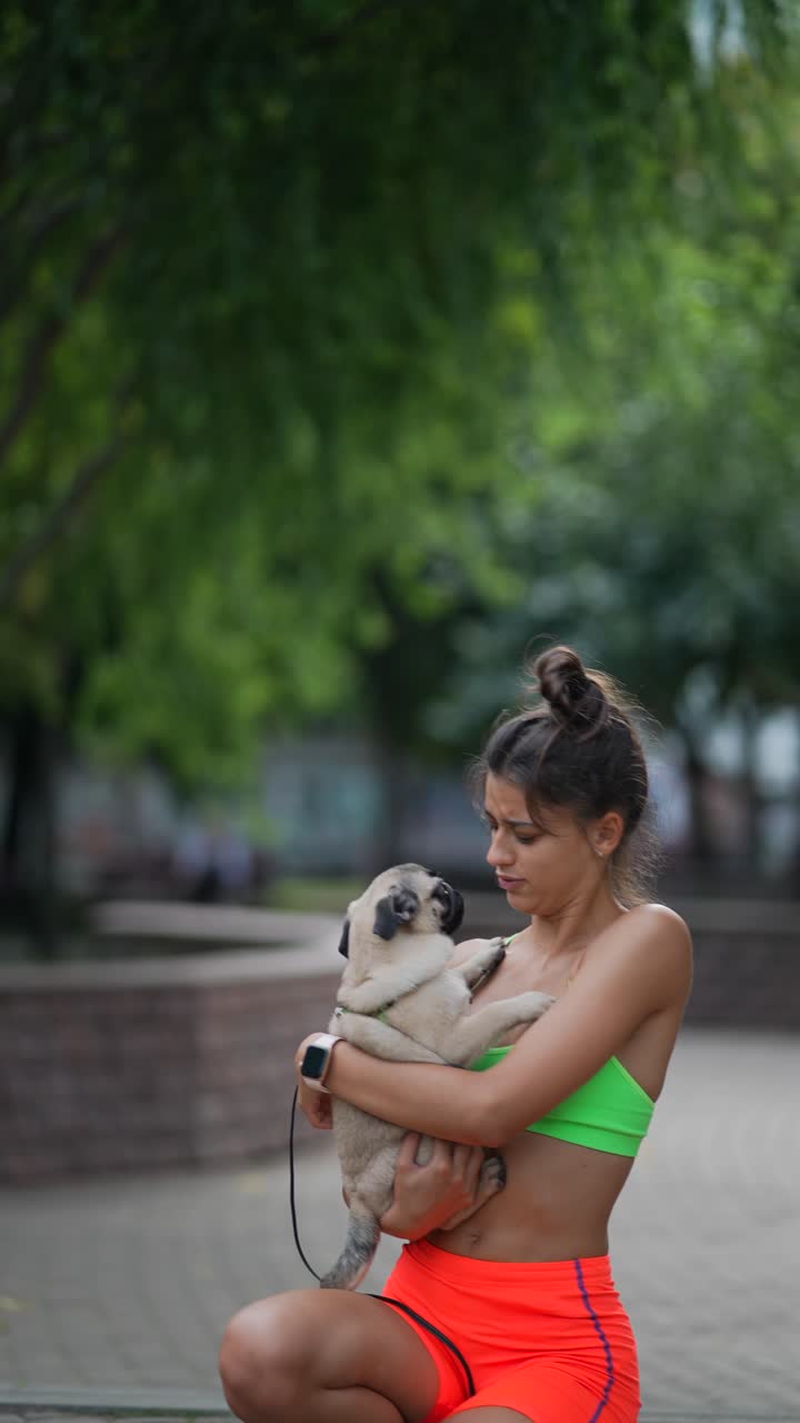 공원 에서 여자 와 함께 있는 파그