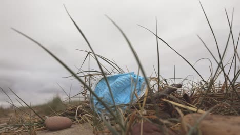 Máscara-Usada-En-La-Playa-De-Arena