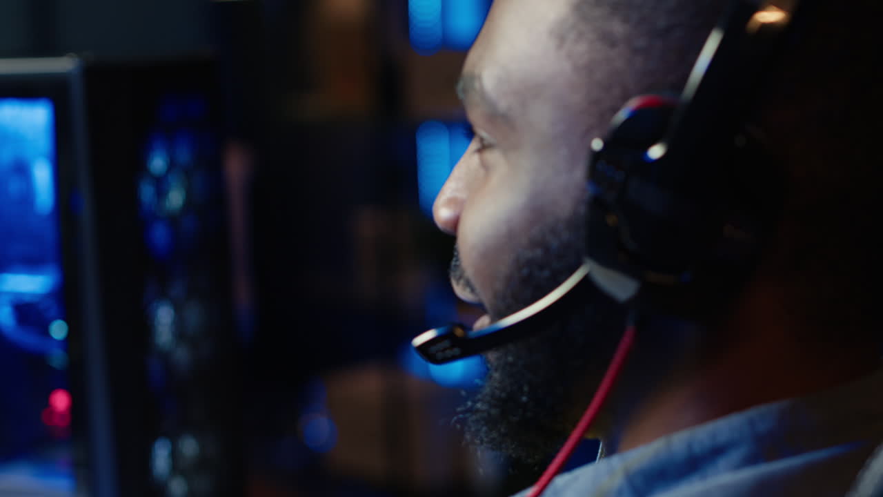 un primer plano de un jugador profesional transmitiendo un videojuego, hablando en auriculares.