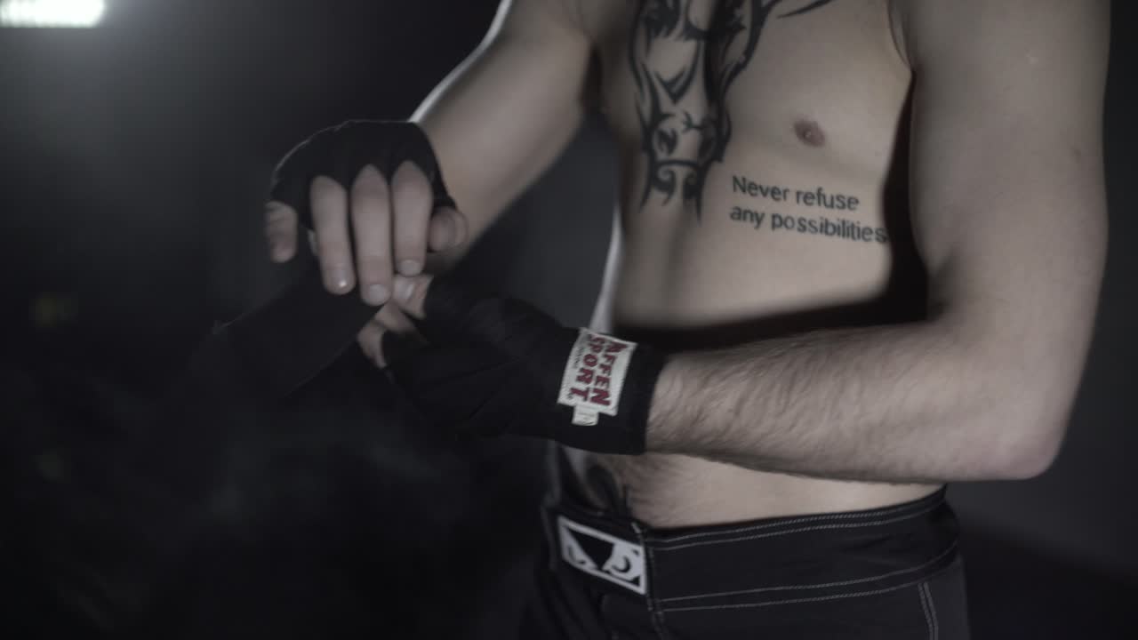 un luchador de la mma se prepara para el entrenamiento.