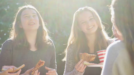 Chicas-Adolescentes-Comiendo-Y-Hablando-En-Una-Fiesta-De-Barrio