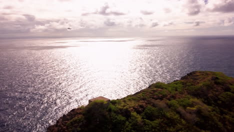 Toma-Aérea-Siguiendo-El-Avión-Frente-A-La-Costa-De-La-Isla-De-Oahu,-Hawaii