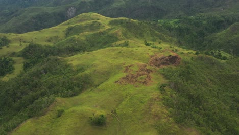 vista aérea sobre las verdes colinas en tomas oppus, leyte del sur, filipinas - disparo de drone