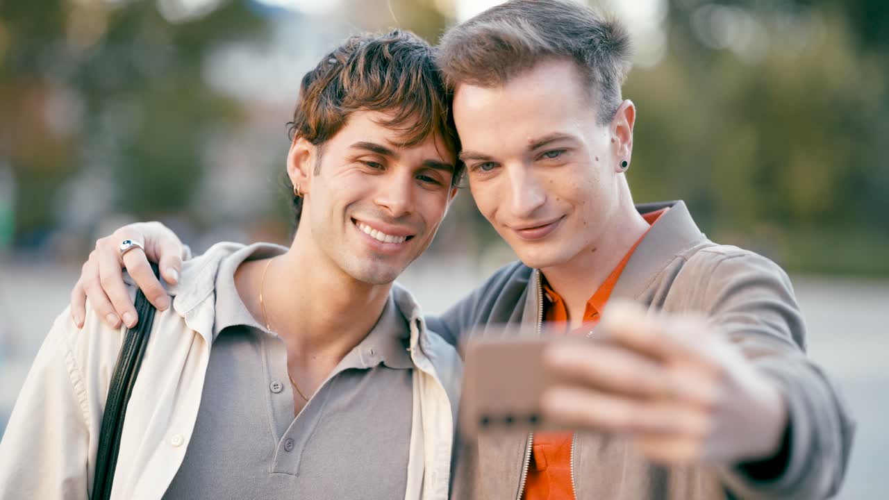 To mænd, der tager en selfie udendørs
