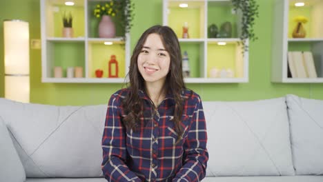 행복한 아시아 젊은 여성이 좋은 아이디어를 찾습니다.