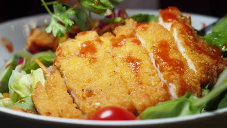 ensalada de pollo frito y crujiente