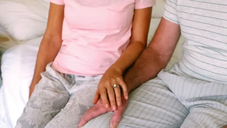 una pareja de ancianos tomados de la mano