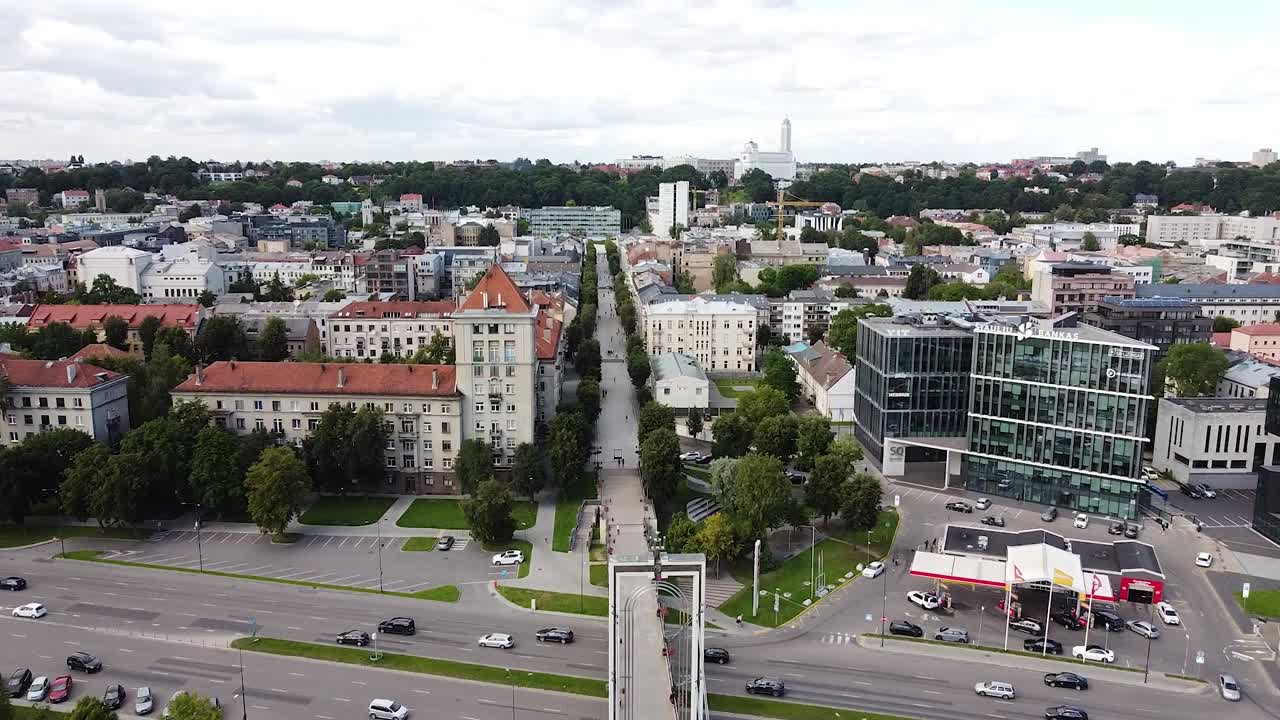 calle recta simonas daukantas y puente peatonal en la ciudad de kaunas, vista aérea de drones