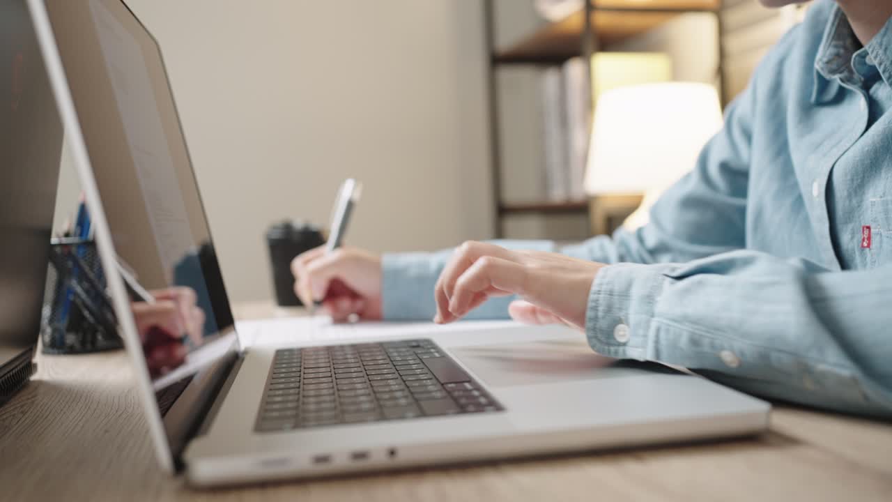 fotografía de cerca de las manos de una mujer de negocios escribiendo en el teclado de una computadora portátil para buscar información, soporte de comunicación en línea, investigación de mercadotecnia, informe de negocios en el escritorio de la oficina por la noche.