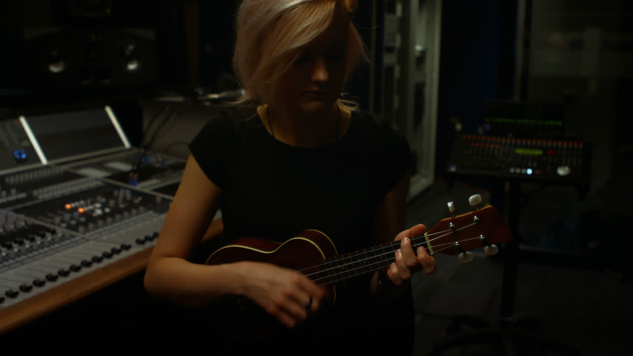 Una mujer tocando la guitarra.