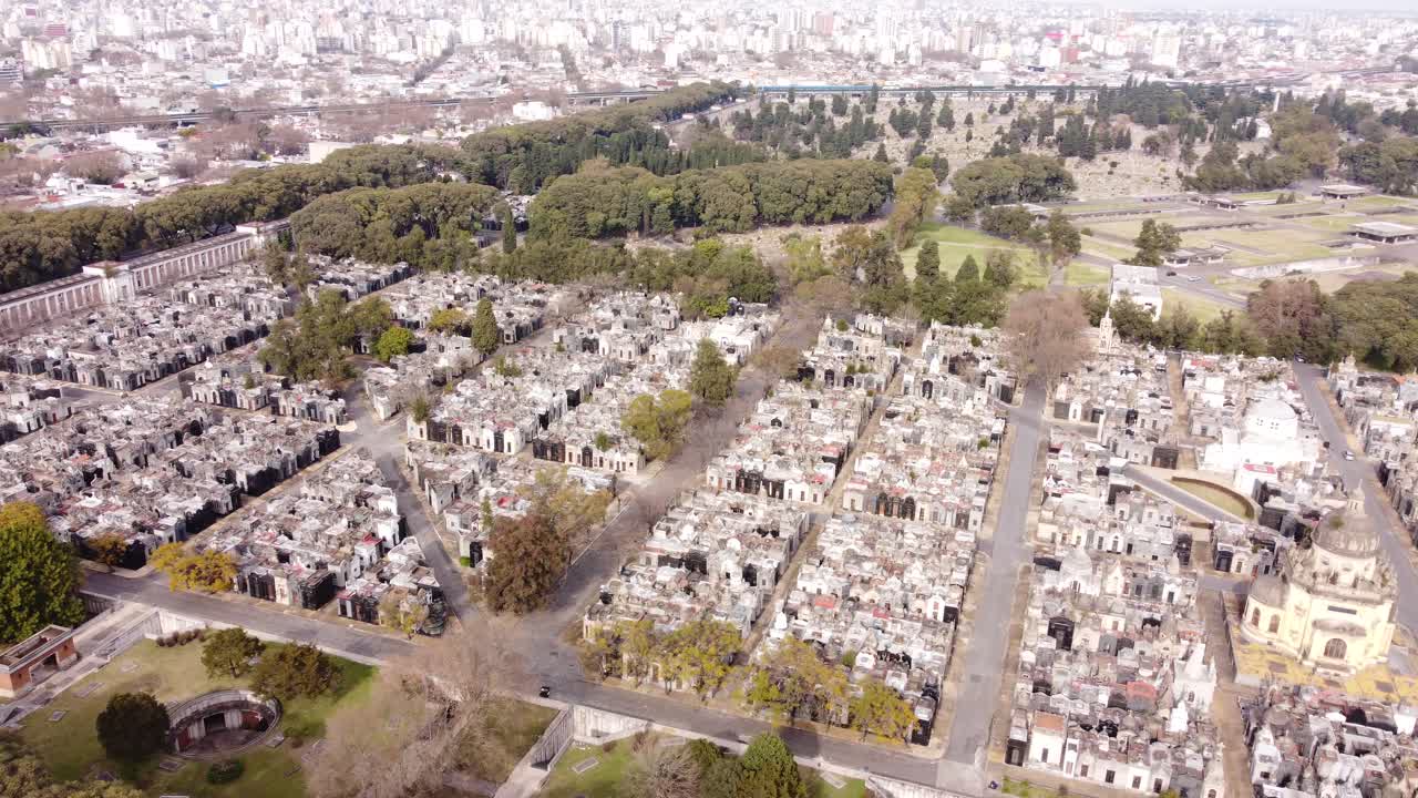 밝고 화창한 날 부에노스아이레스의 거대한 고대 묘지를 보여주는 공중 전망