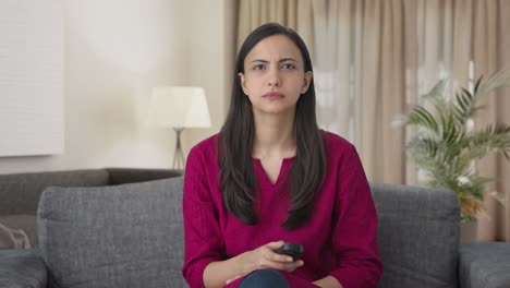 Mujer-India-Triste-Viendo-Televisión