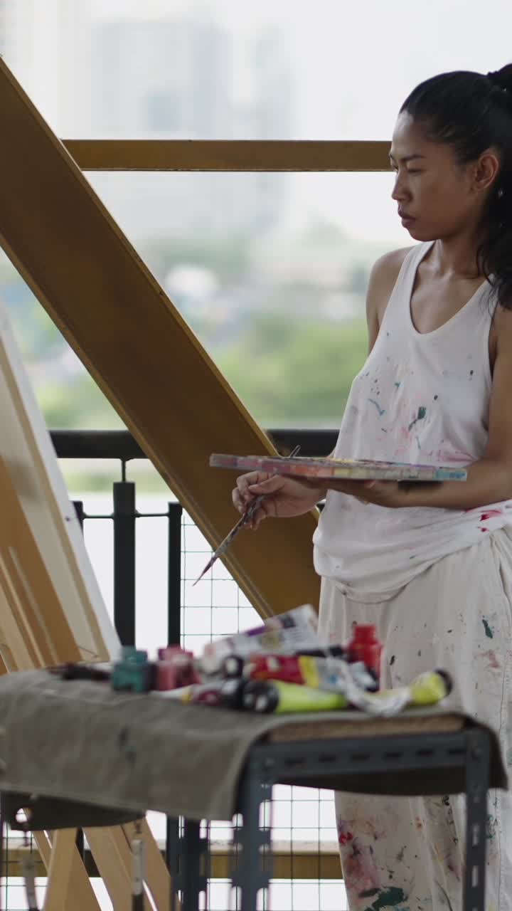 donna che dipinge su una tela