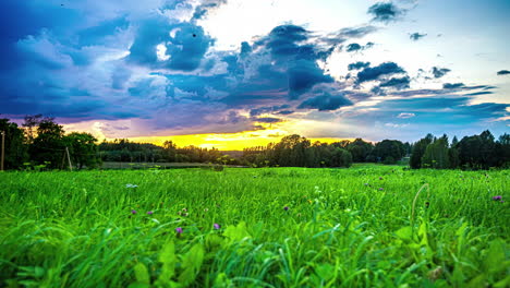 Epischer-Zeitraffer-Stürmischer-Wolken,-Die-Im-Grünen-Feld-über-Uns-Hinwegziehen