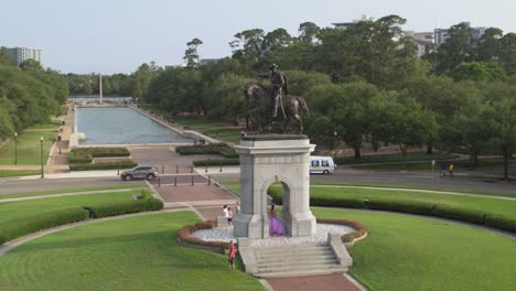 Vista-De-Drones-De-La-Estatua-De-Sam-Houston-En-El-Parque-Hermann-En-Houston,-Texas