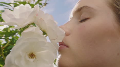 Cerrar-Hermosa-Mujer-Oliendo-Rosas-Floreciendo-En-Un-Jardín-De-Rosas-Disfrutando-De-Un-Aroma-Natural