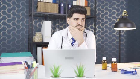 insatisfecho con la situación, el médico está molesto y estresado.