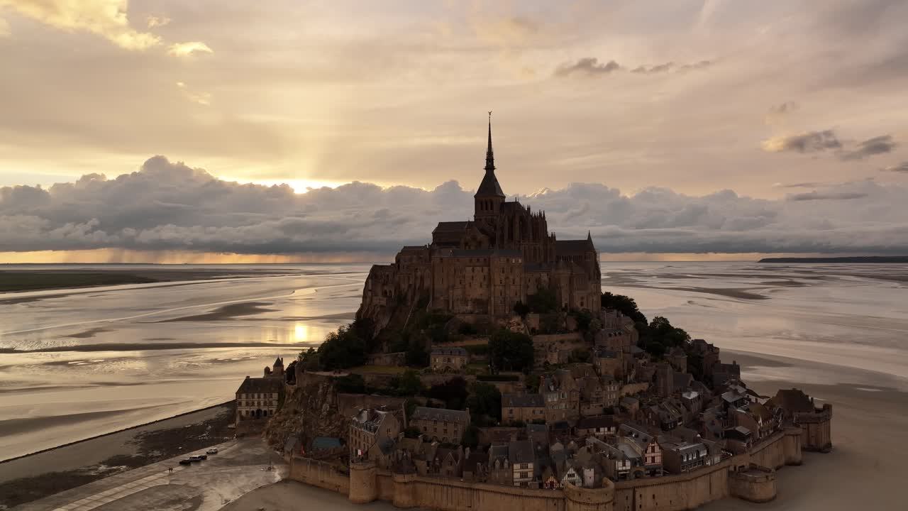 Mont Saint-Michel: órbita de drone em 4K ao pôr do sol em ilha medieval tombada pela UNESCO