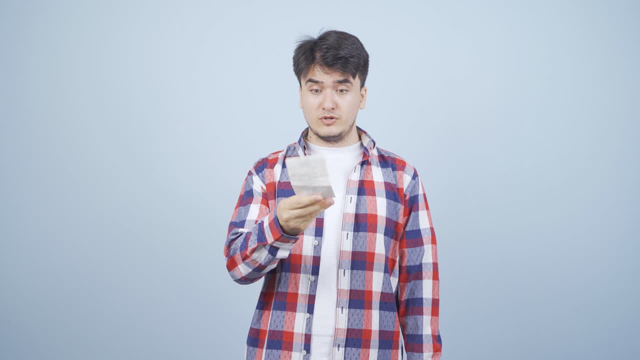 화난 남자가 큰  ⁇ 을 가지고 있습니다.