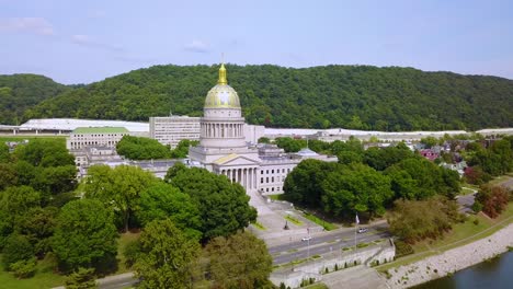 Hermosa-Antena-Del-Edificio-Capital-En-Charleston-West-Virginia