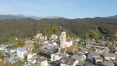retroceso aéreo revela ciudad alpina de kastelruth en dolomitas italianas