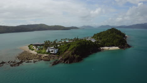 Tropische-Insel-Mit-Einem-Flachen-Riff-In-Den-Whitsundays-Australien