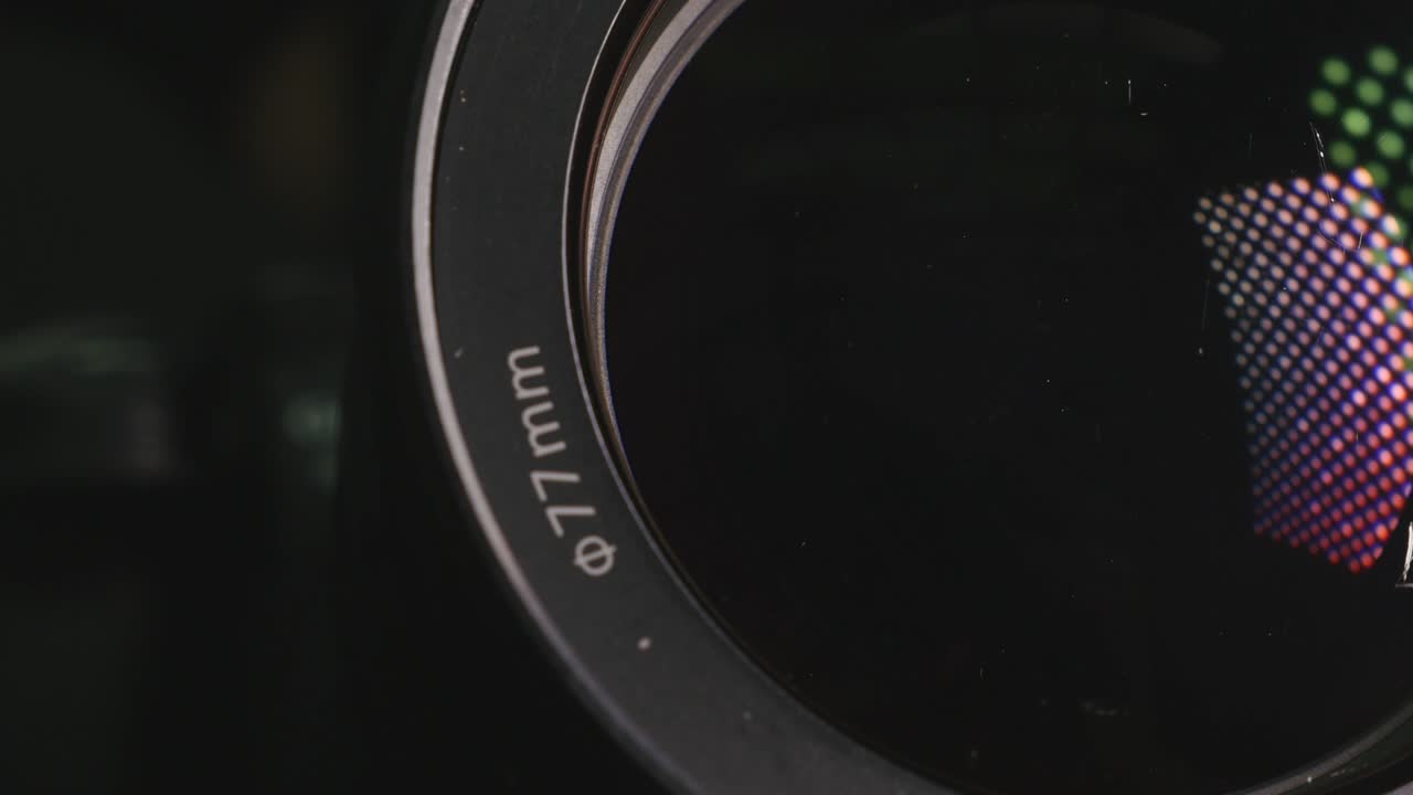 카메라 렌즈가 확대 및 축소됩니다.