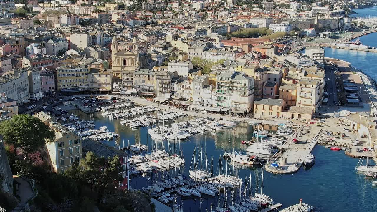 Barche a vela ormeggiate nel porto della Corsica, Francia, durante una giornata di sole