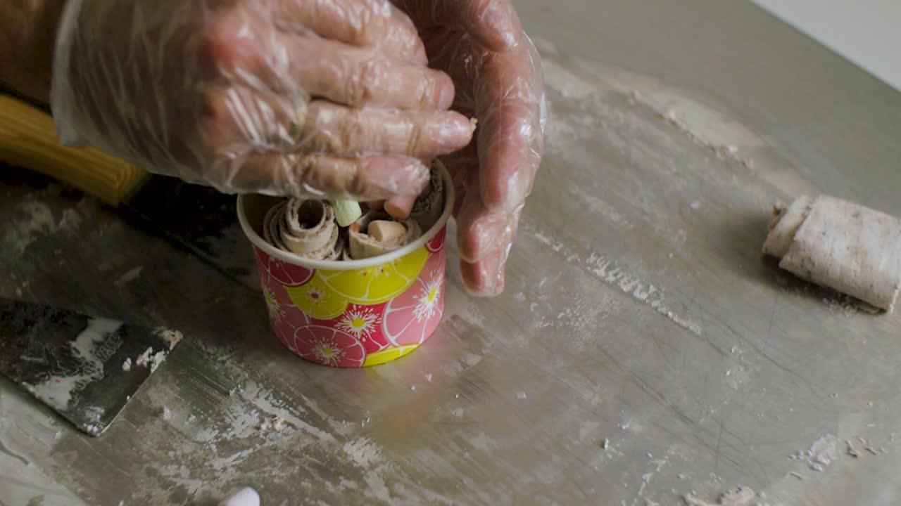 la preparación de helados enrollados con malvaviscos