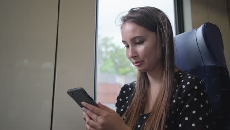 mujer usando el teléfono en un tren